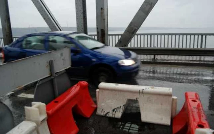 O gaură cu diametrul de 50 de centimetri a apărut la mijlocul podului