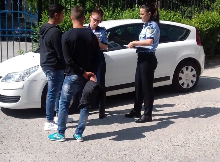 Recent în Olt, Poliția a amendat elevii prinși chiulind