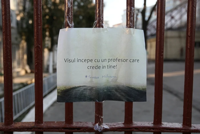 Unul dintre mesajele de pe poarta Liceului "Tudor Vianu"