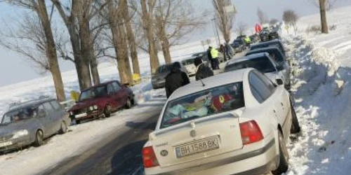 Craiova: Pe drumul judeţean 561A s-au format coloane de maşini pe kilometri întregi