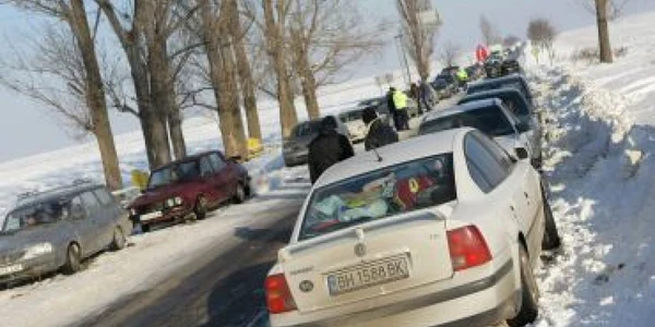 Craiova: Pe drumul judeţean 561A s-au format coloane de maşini pe kilometri întregi
