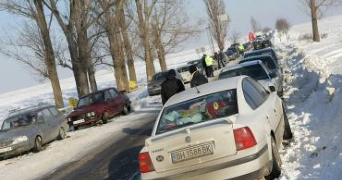 Craiova: Pe drumul judeţean 561A s-au format coloane de maşini pe kilometri întregi