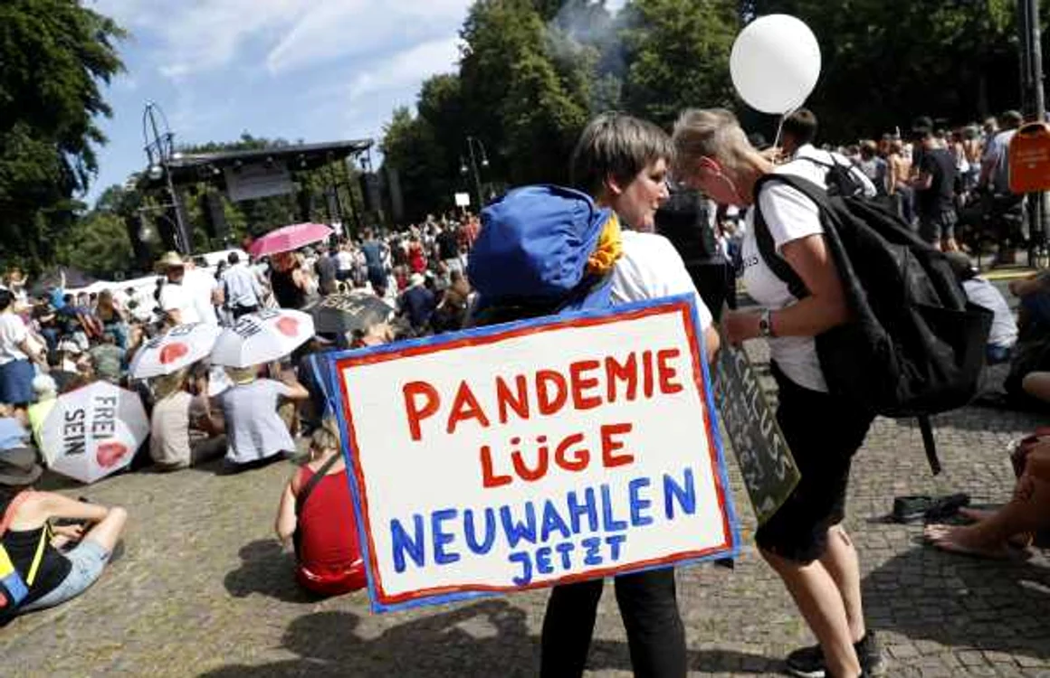 Scepticii COVID din Germania au organizat proteste ample, în cadrul cărora au criticat măsurile de protecţie instituite de autorităţile de la Berlin. Imagine: EPA-EFE