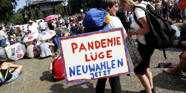 Protestatari în Germania cu o pancartă pe care scrie pandemia o minciună - realegeri acum 1 august 2020 FOTO EPA-EFE