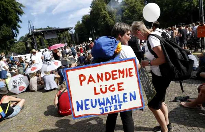 Protestatari în Germania cu o pancartă pe care scrie pandemia o minciună - realegeri acum 1 august 2020 FOTO EPA-EFE