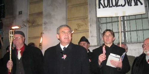 Tokes Laszlo (foto centru) este acuzat de soţie de infidelitate