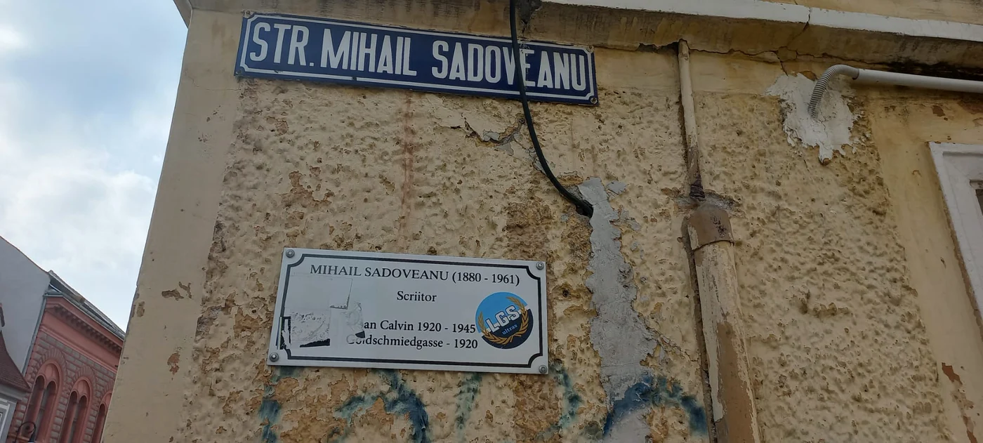 Tăbliță cu numele purtat în timp de strada Mihail Sadoveanu FOTO Ioan Buciumar