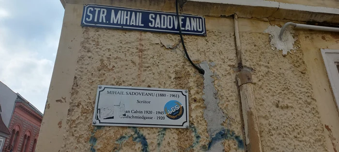 Tăbliță cu numele purtat în timp de strada Mihail Sadoveanu FOTO Ioan Buciumar