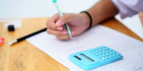 Calcule - scoala - elevi - calculator FOTO Shutterstock 