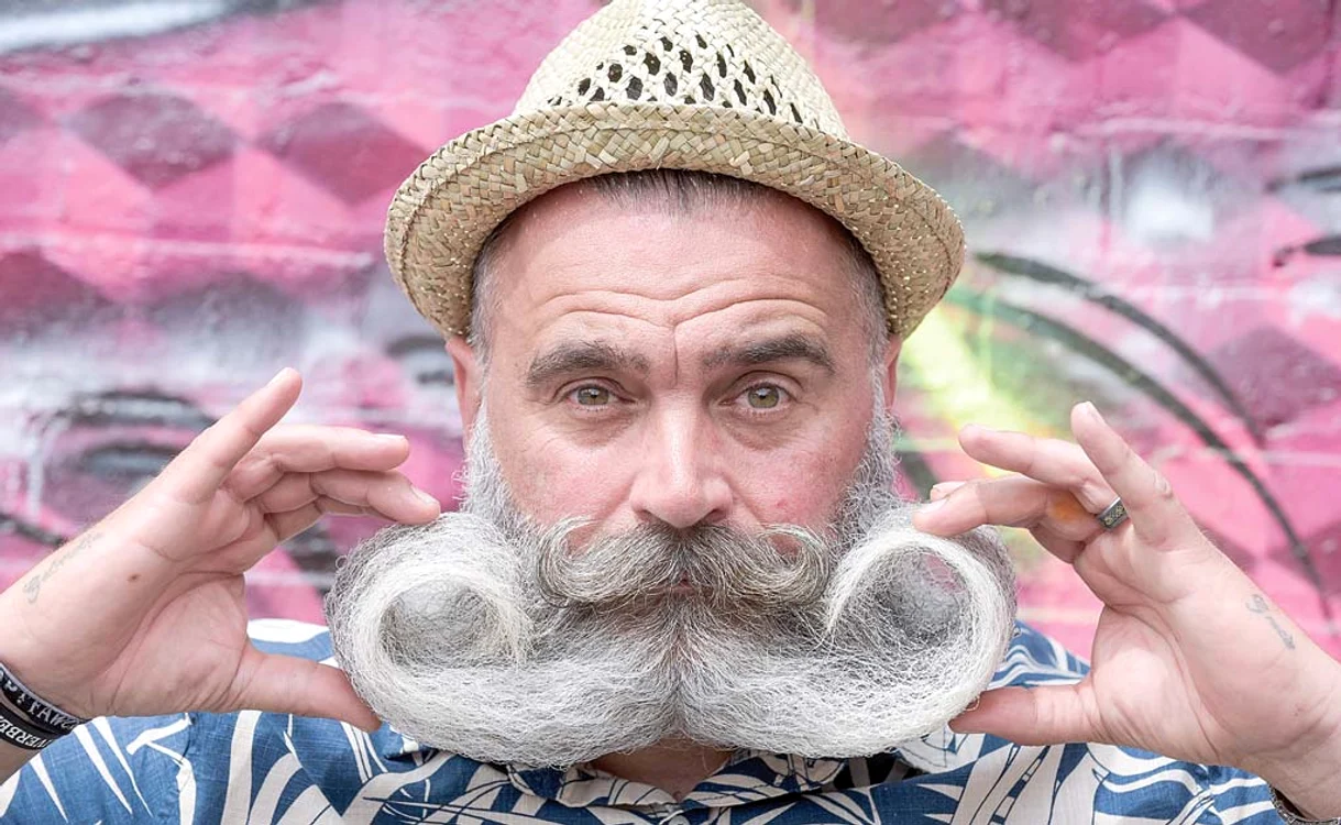 
    Stau o oră şi muncesc, mustaţa să mi-o răsucesc!Foto: Photoland/Caters  