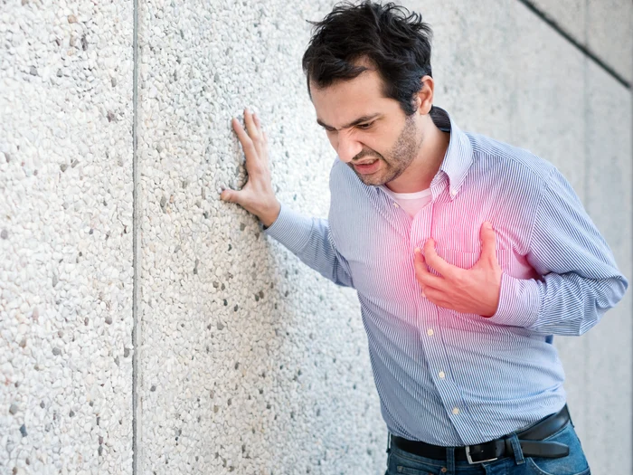Cei care petrec mai mult de 10 ore pe noapte în pat își dublează riscul de a face infarctFoto: Shutterstock