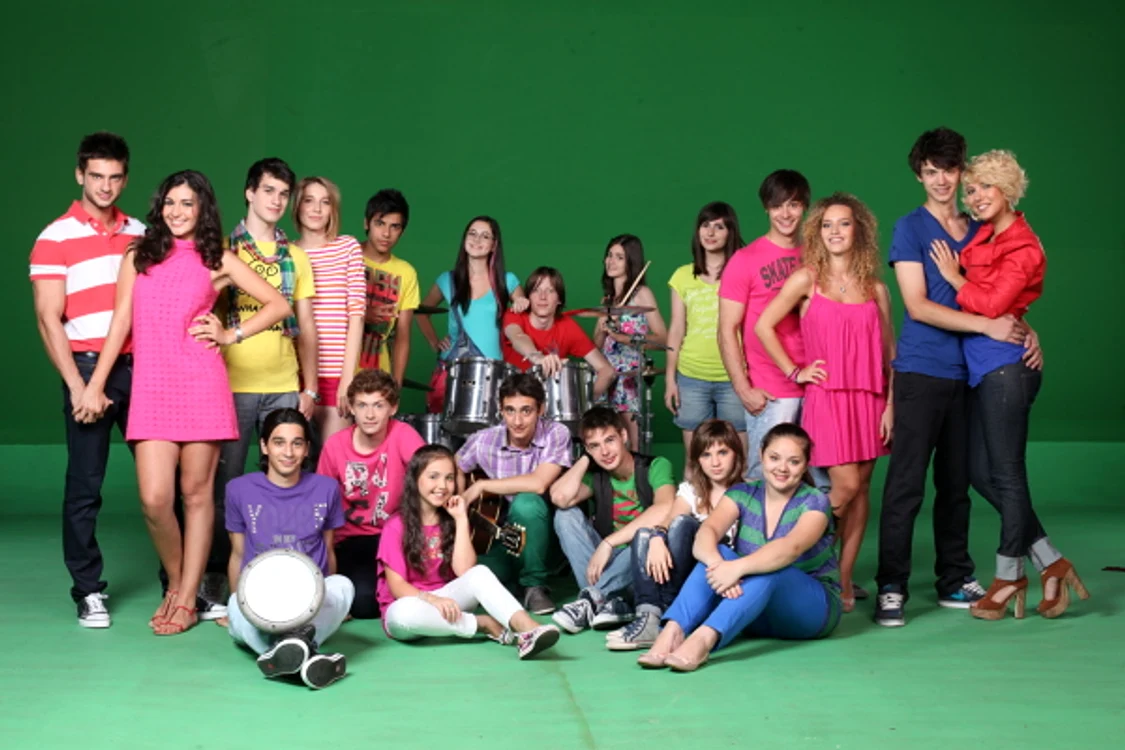 În 2011, Alina Eremia (în stânga) s-a alăturat trupei LaLa Band și distribuției serialului „Pariu cu viața” de la PRO TV