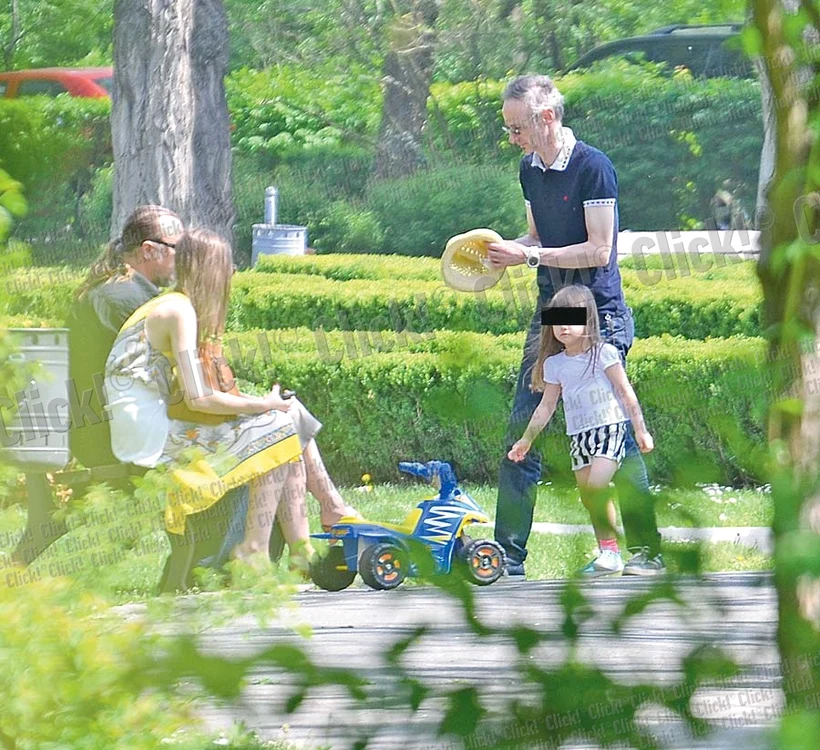 Iulia Albu a ieşit într-un parc din zona Băneasa cu părinţii şi cu fiica ei, Mikaela. Lor li s-a alăturat şi Mihai Albu (FOTOGRAFII: ALEX MUSCALIU)