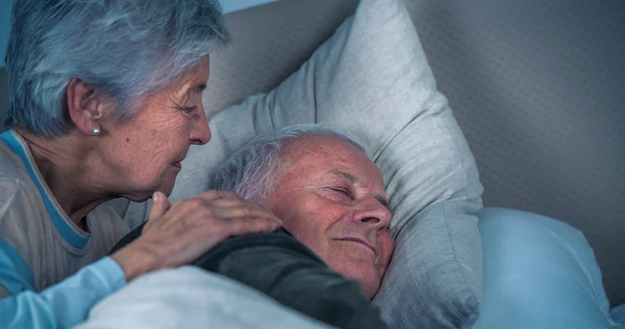 Întrebarea care îi trezește pe oamenii de peste 60 de ani la ora 3 dimineața