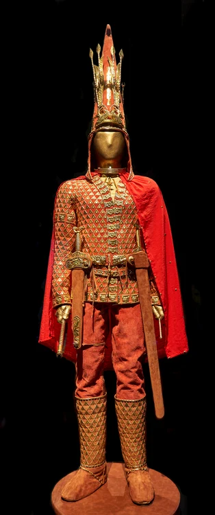 „Omul de Aur” de la Issyk, reconstituire (© eggry / Wikimedia Commons)
