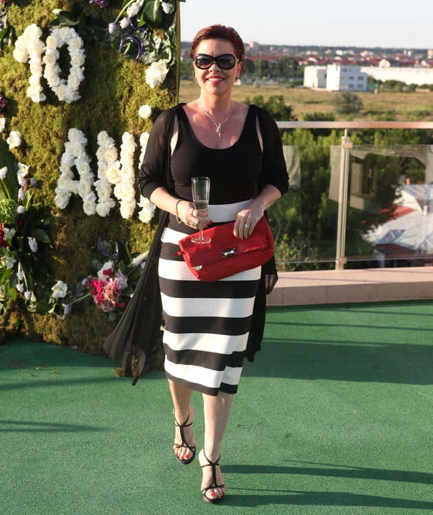 Luminița Anghel este complet transformată, iar noua atitudine o prinde bine