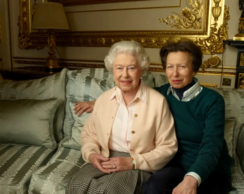 Prințesa Anne, alături de mama ei, regina Elisabeta a II-a, în 2016