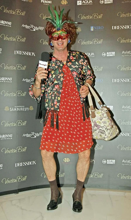 Dezbrăcatu’ s-a costumat în Tanti Tănţica