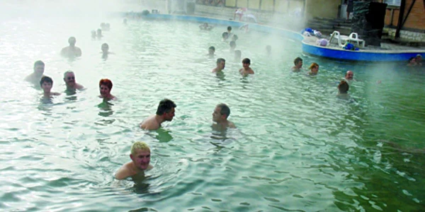 Bazinul cu apă termală este foarte căutat chiar şi pe timp de iarnă de turiştii care vin la Băile Felix