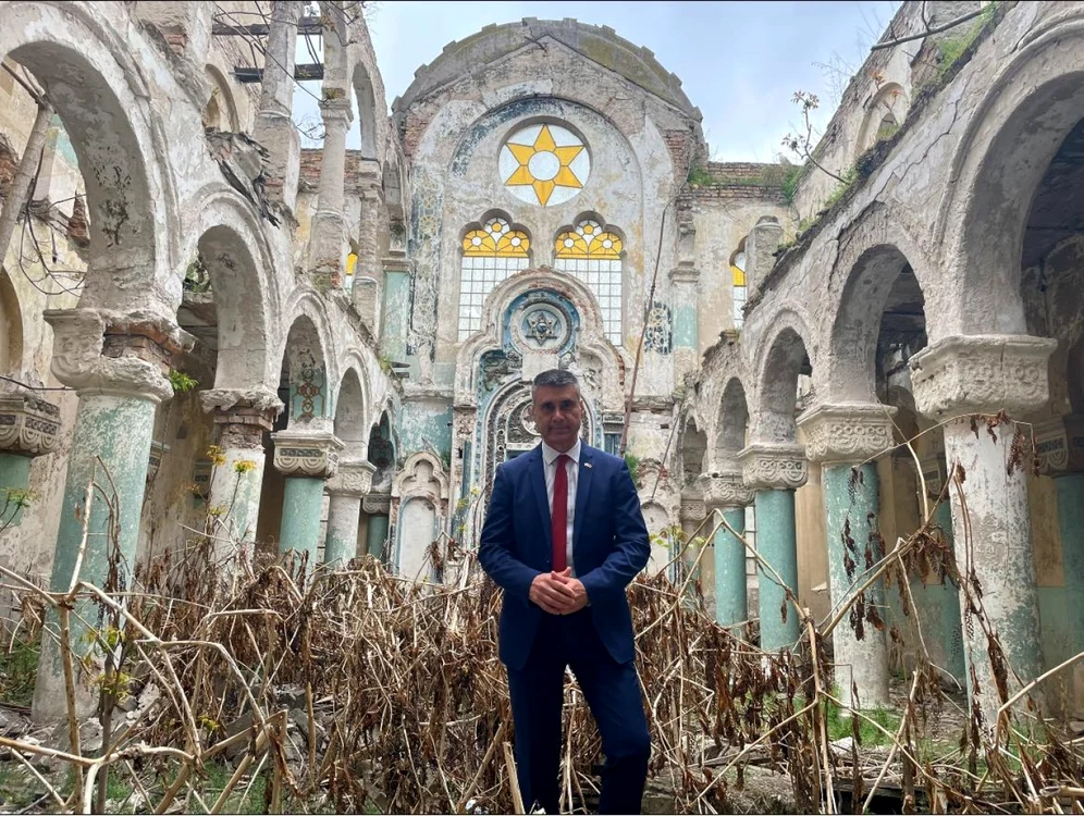 Ambasadorul Israelului în România lângă ruinele templului FOTO Facebook David Saranga