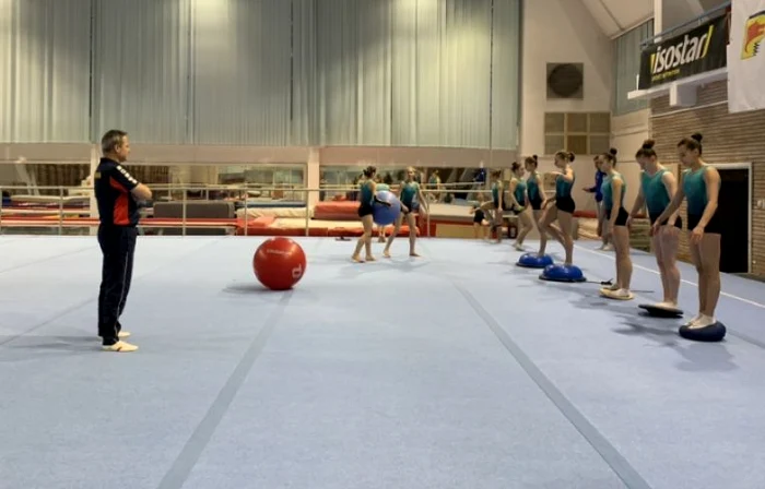 Antrenorul Lucian Sandu, la antrenament cu elevele sale