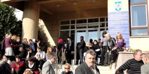 Angajaţii de la Finanţe şi-au cerut stimulentele în stradă