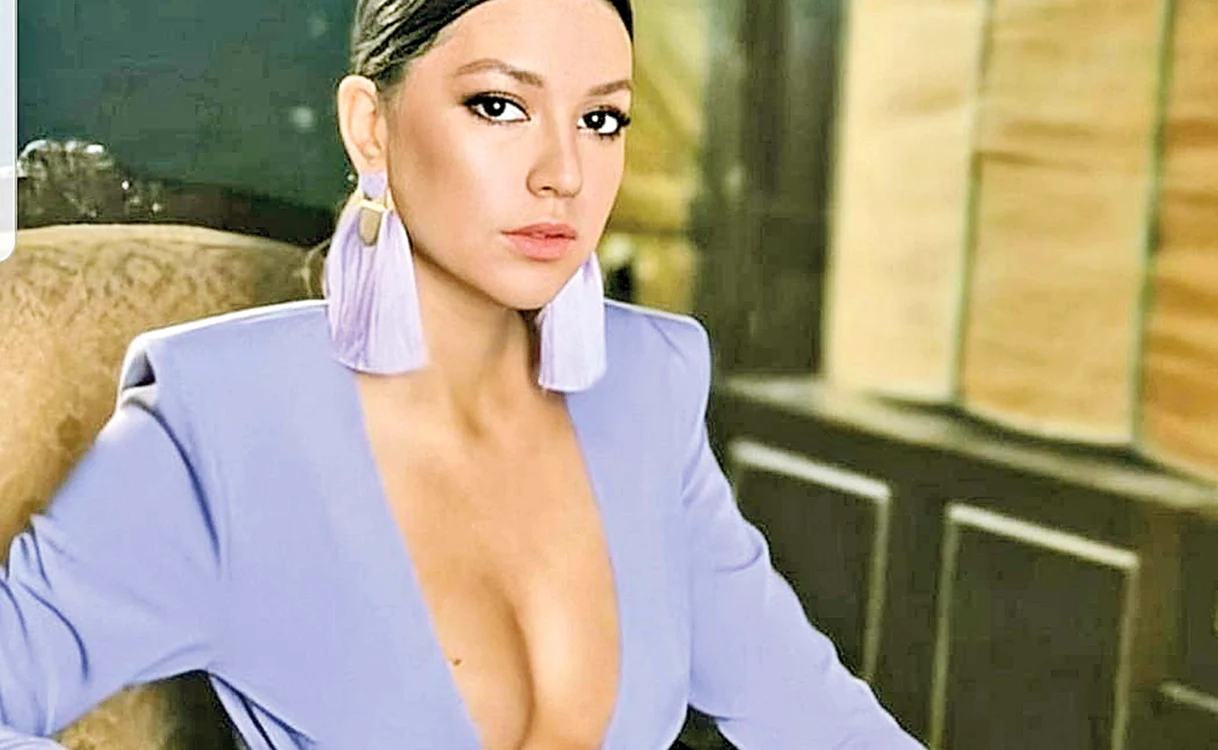 
    Cleopatra Stratan are  un trup de invidiat, la  17 ani. Doar zâmbetul  ne mai aminteşte  de anii de debut  
