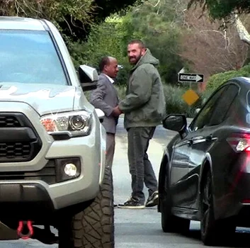 Ben Affleck și-a vizitat vecinii afectați de incendiile din Los Angeles