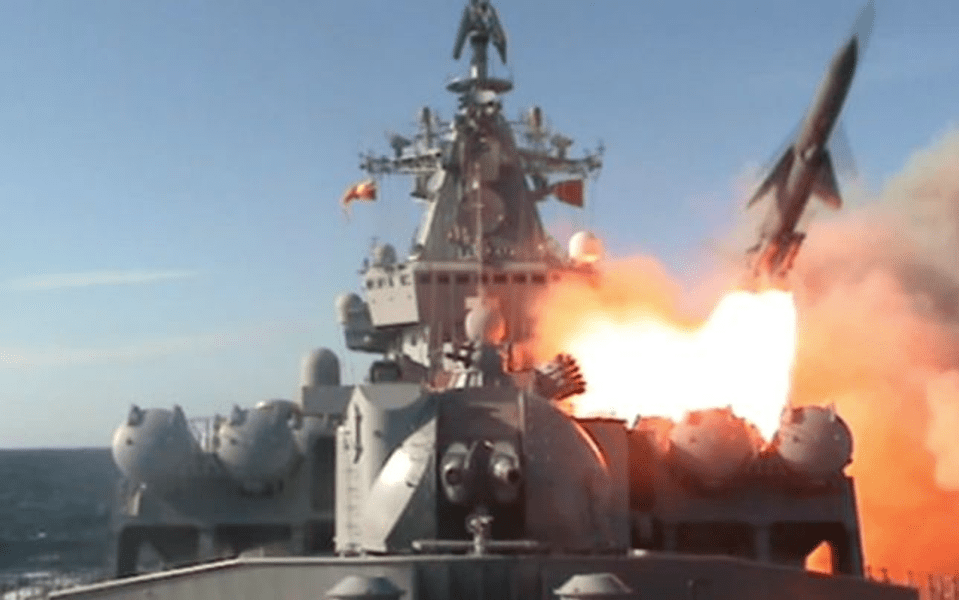 „Ursul rusesc” vs. „HIMARS” din lemn. Rușii ar fi folosit rachete Kalibr pentru a distruge niște momeli