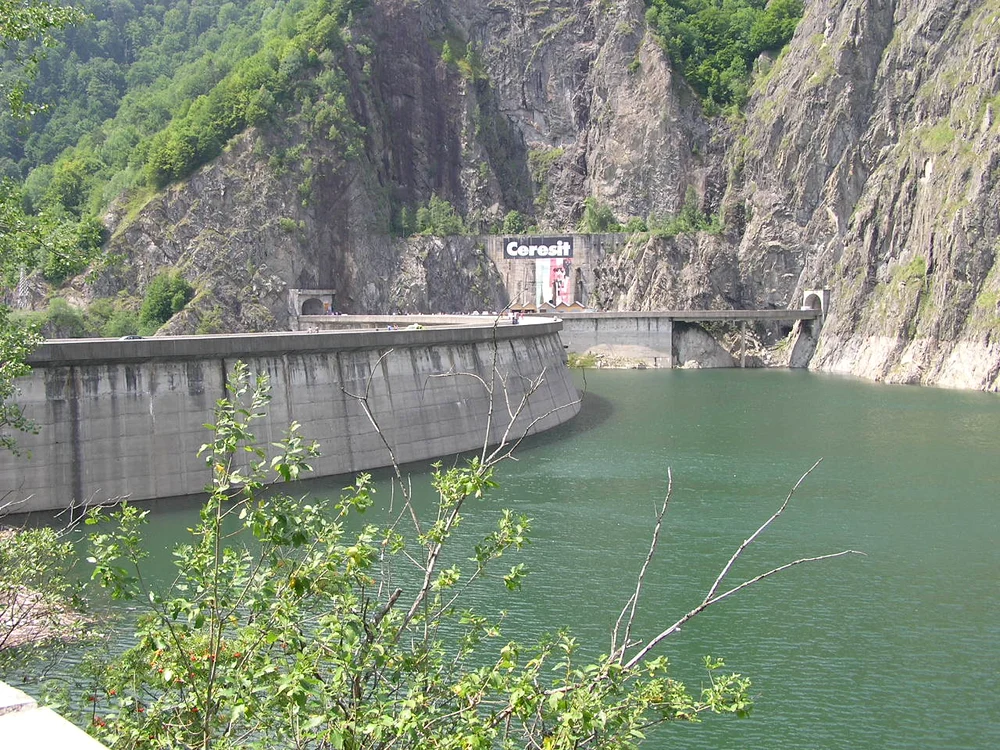 O falie tectonică trece chiar prin dreptul barajului Vidraru (Foto: wikipedia.org)