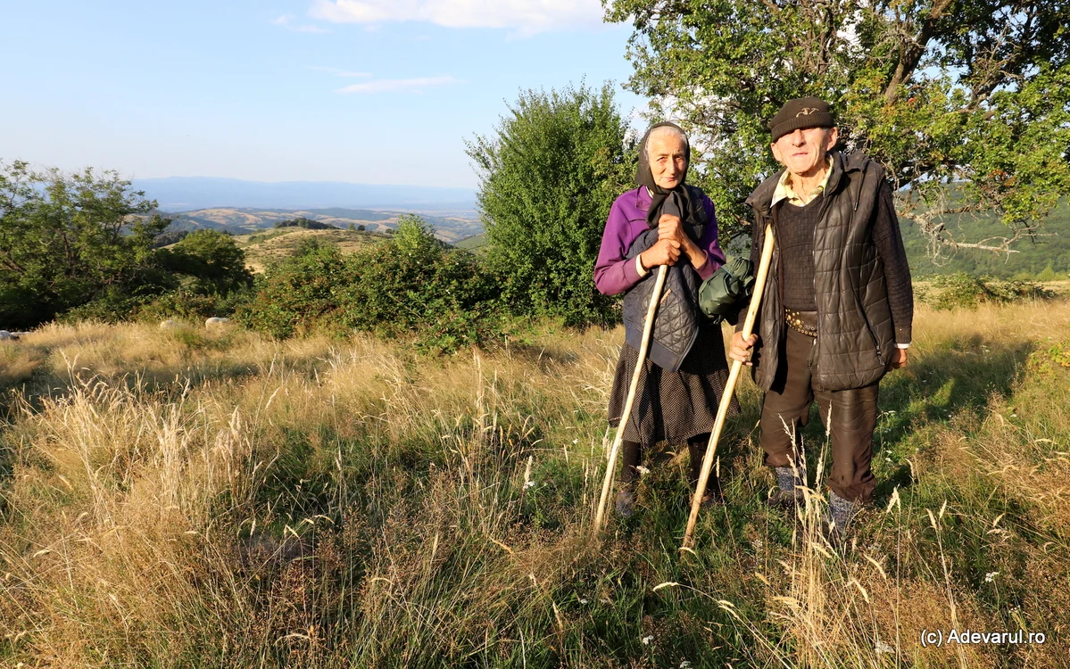 Maria și Vichente, singurii oameni care mai locuiesc, temporar, la Lindenfeld. Foto: Daniel Guță