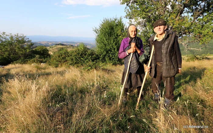 Maria și Vichente, singurii oameni care mai locuiesc, temporar, la Lindenfeld. Foto: Daniel Guță