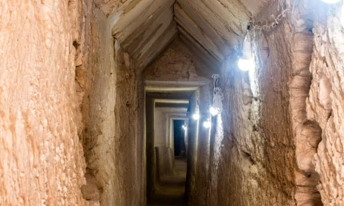 Un tunel antic din piatră, descoperit în orașul egiptean Alexandria (foto: Facebook / Ministry of Tourism and Antiquities)