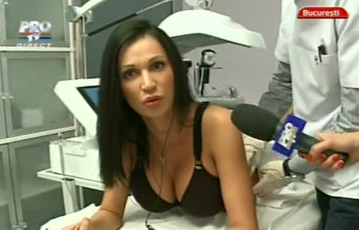 Nicoleta Luciu, pipăită pe sâni de o reporteriţă (Foto: captură video Pro TV)