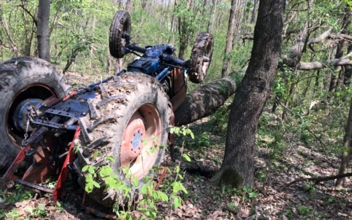 Tractorul răîsturnat