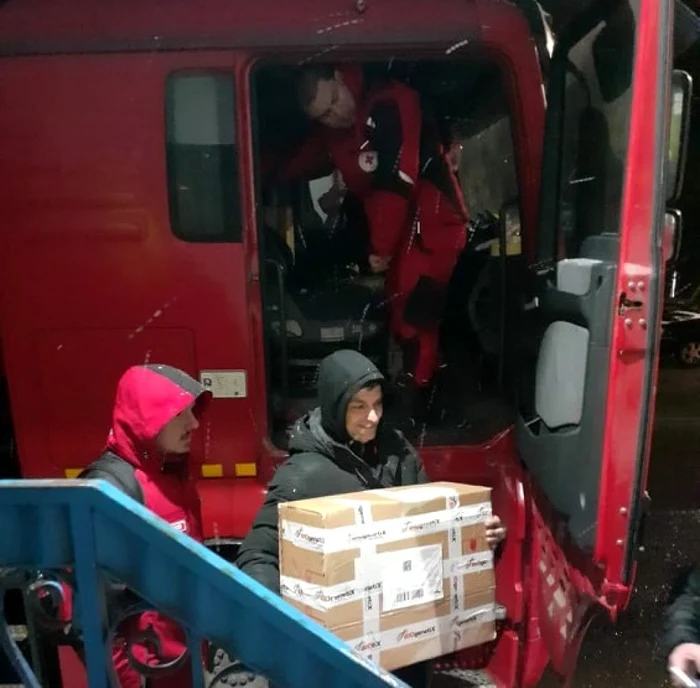 Transportul de almente medicale dietetice a ajuns azi în Ucraina Foto: via Asociaţia Aproteica