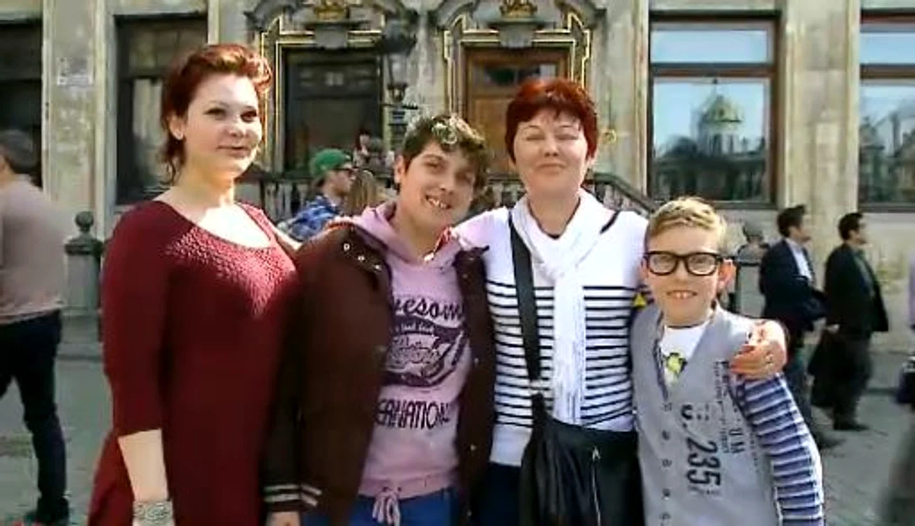 Fronica a fost recunoscută de o familie de români, care au vrut să facă poze cu ea (captură: PRO TV)