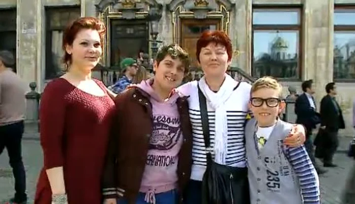 Fronica a fost recunoscută de o familie de români, care au vrut să facă poze cu ea (captură: PRO TV)