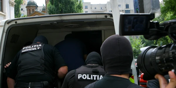 descinderi perchezitii politisti mascati masina de politie. foto adevarul