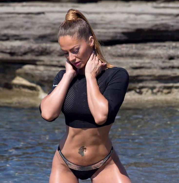 
    Alina Pană și-a distrus părul în Republica DominicanăFoto: Arhiva personală  