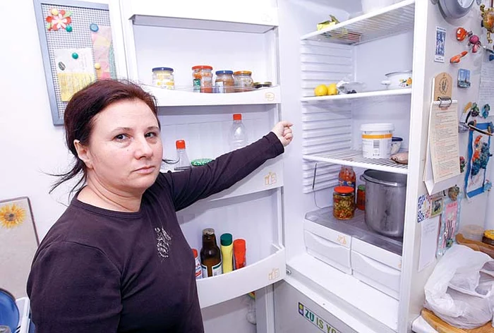 Lenuţa Dinu: "Avem frigiderul gol. Ne aduc rudele de-ale gurii”