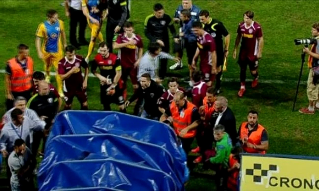 
    Conflictul a pornit în tunelul spre cabine (captură: dolce-sport.ro)  