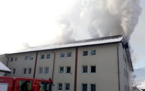 Incendiul de la azilul de bătrâni a izbucnit de la acoperișul clădiriiFoto: adevarul.ro