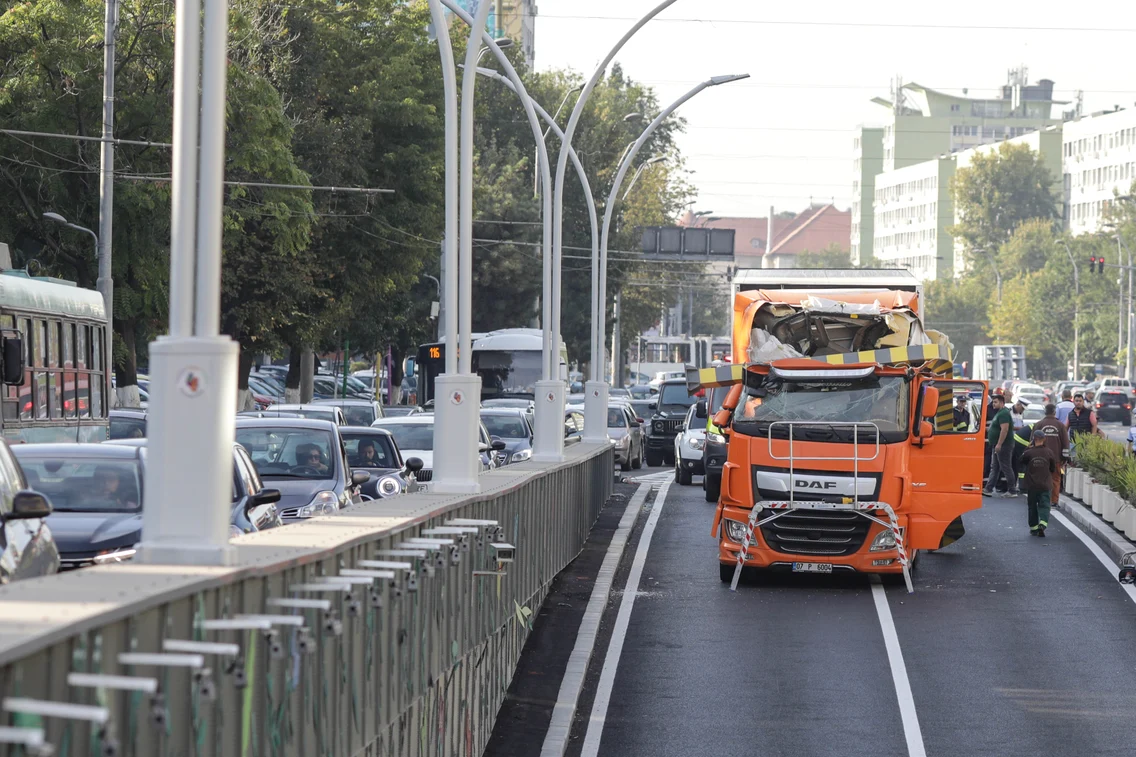 Pasajul Unirii, blocat de un camion INQUAM Photos/Octav Ganea