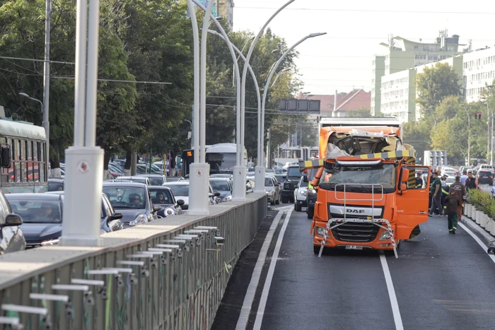 Camion blocat la intrarea în Pasajul Unirii FOTO Inquam Photos/Octav Ganea