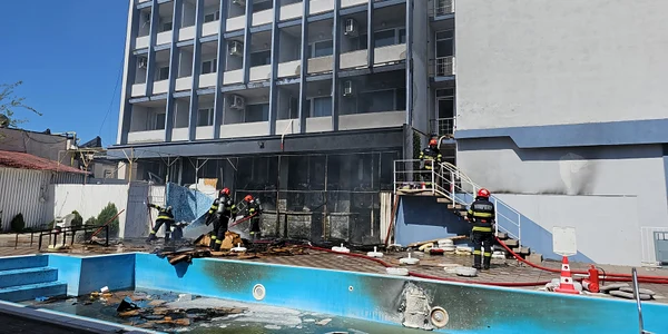 Incendiu Hotel Parc FOTO Nicu Busurica jpg