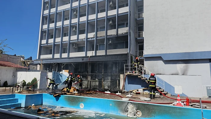 Incendiu Hotel Parc FOTO Nicu Busurica (Ziua de Constanța)