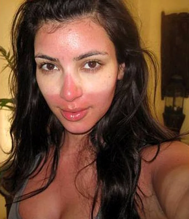 Kim Kardashian a uitat orele petrecute la bronzat