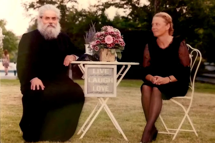 Părintele Tănăsache împreună cu soția, preoteasa Elena Costea (foto: Ziarul Lumina)