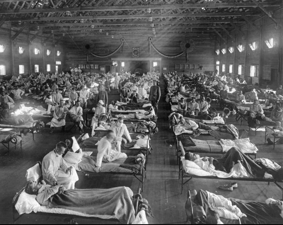 Pacienții dintr-o secție de spital din Fort Riley, Kan, În timpul pandemiei de gripă spaniole din 1918.